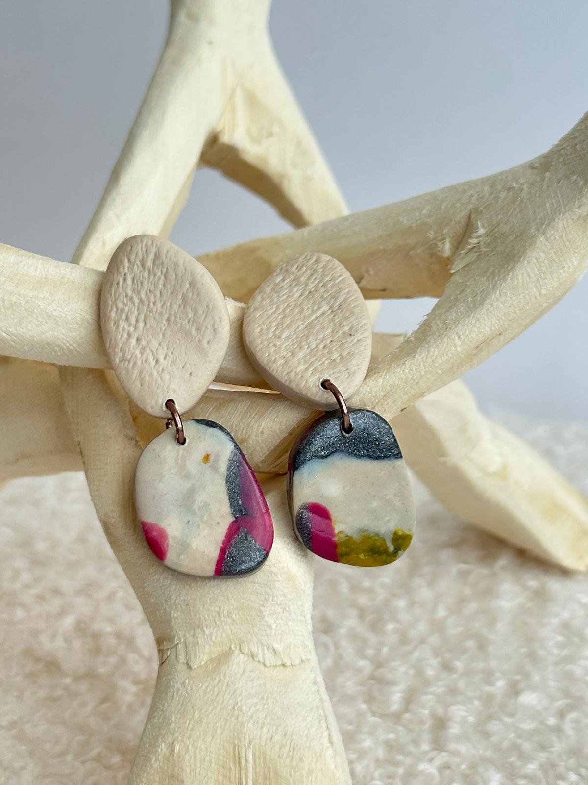 Brincos Maria Pimpolha | 2 pedras em tons claros