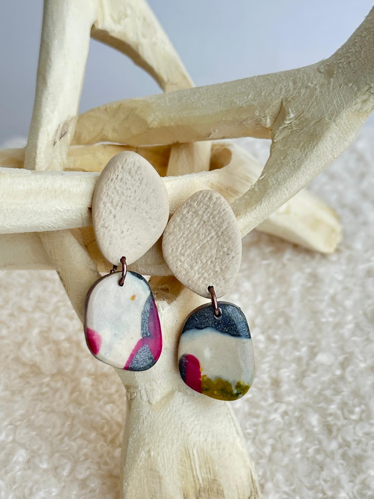 Brincos Maria Pimpolha | 2 pedras em tons claros