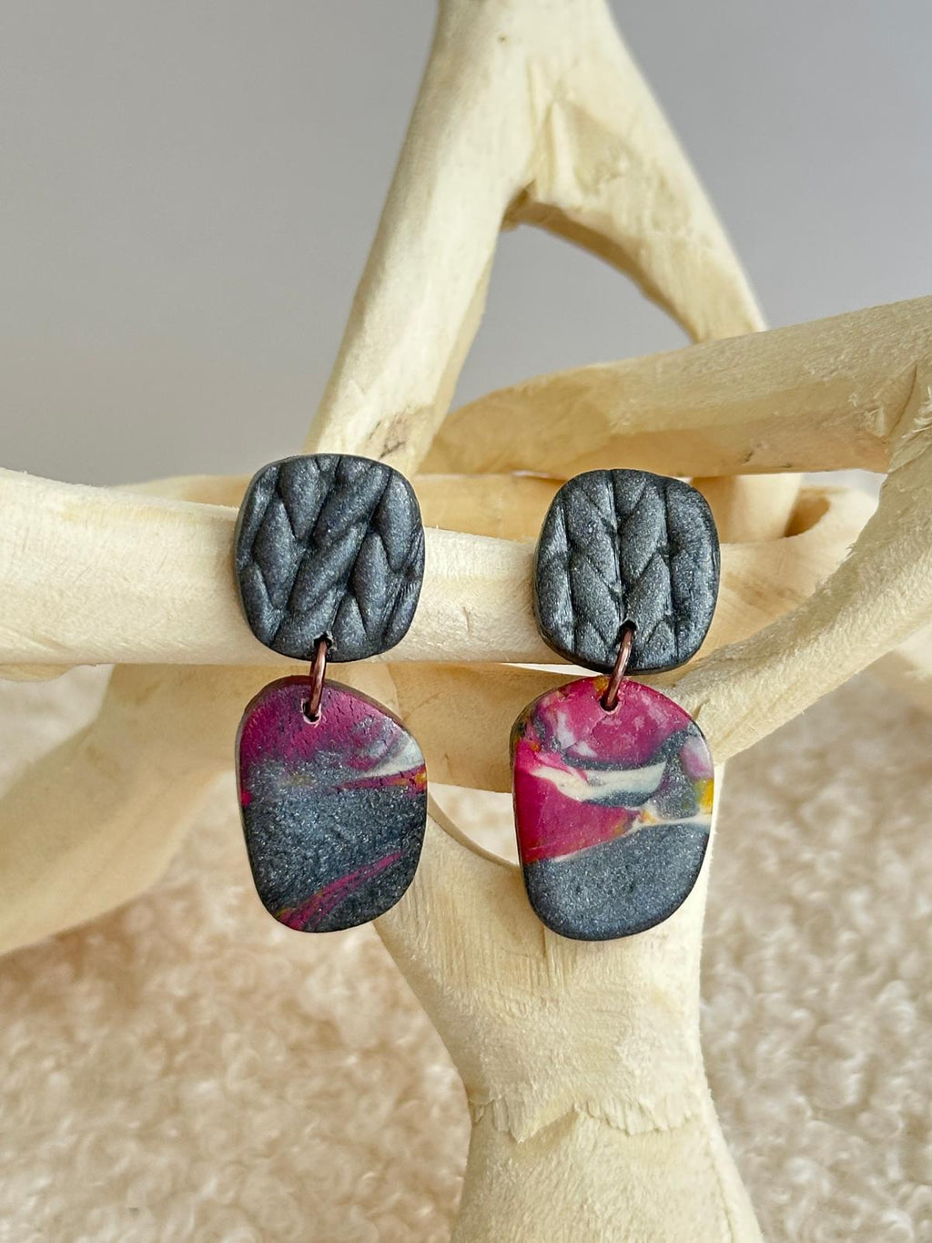 Brincos Maria Pimpolha | 2 pedras em tons escuros