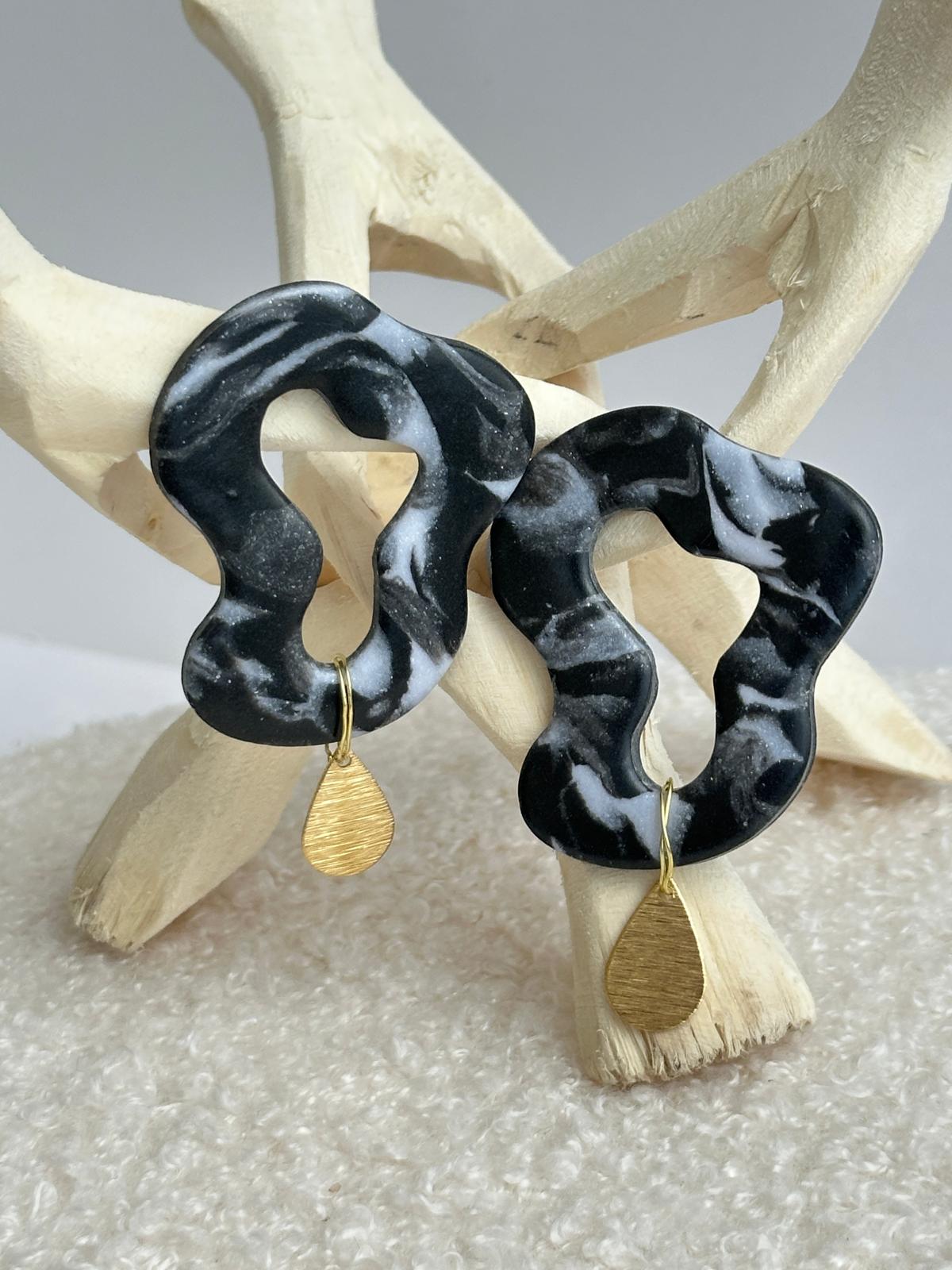 Brincos Noite Escura com Gota Dourada