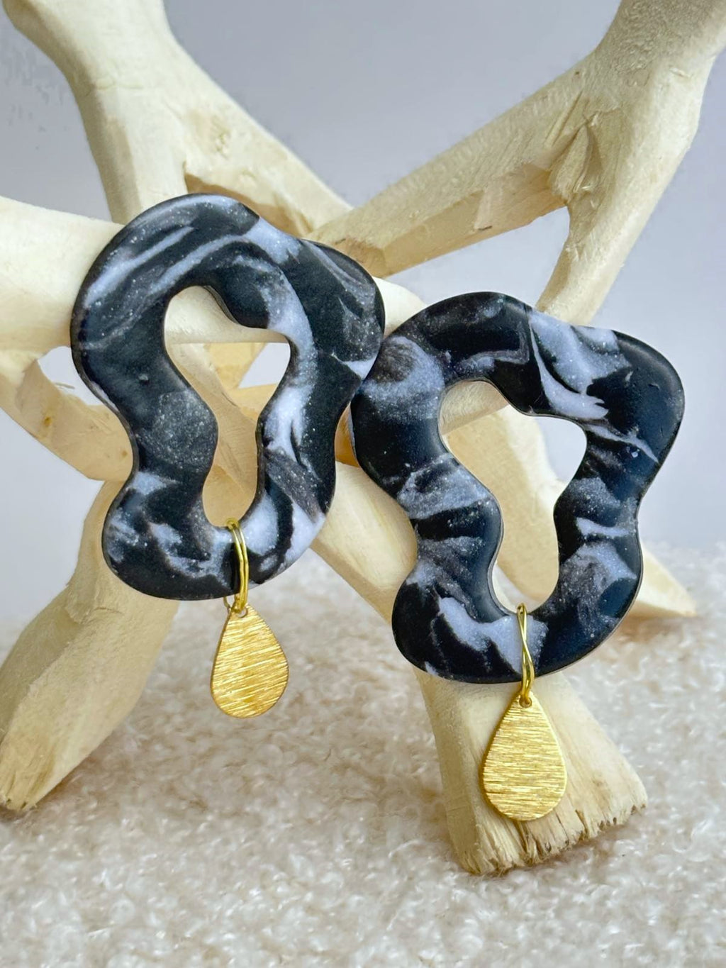 Brincos Noite Escura com Gota Dourada